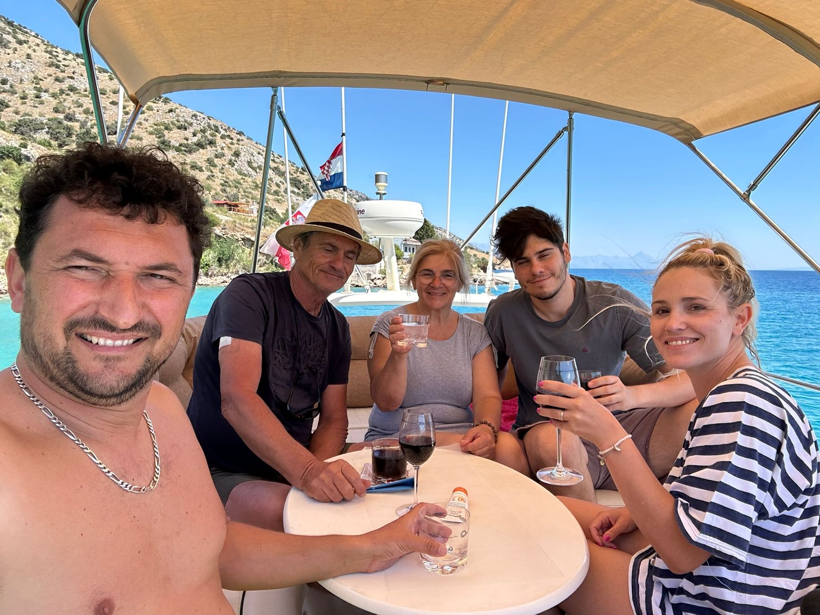 Zadovoljni gosti na privatnom izletu brodom Lady Lota