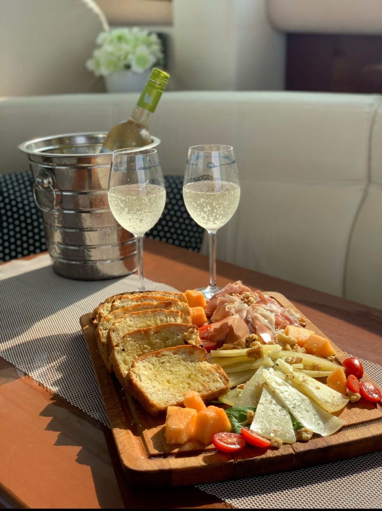 Ugodan ambijent unutar broda Lady Lota