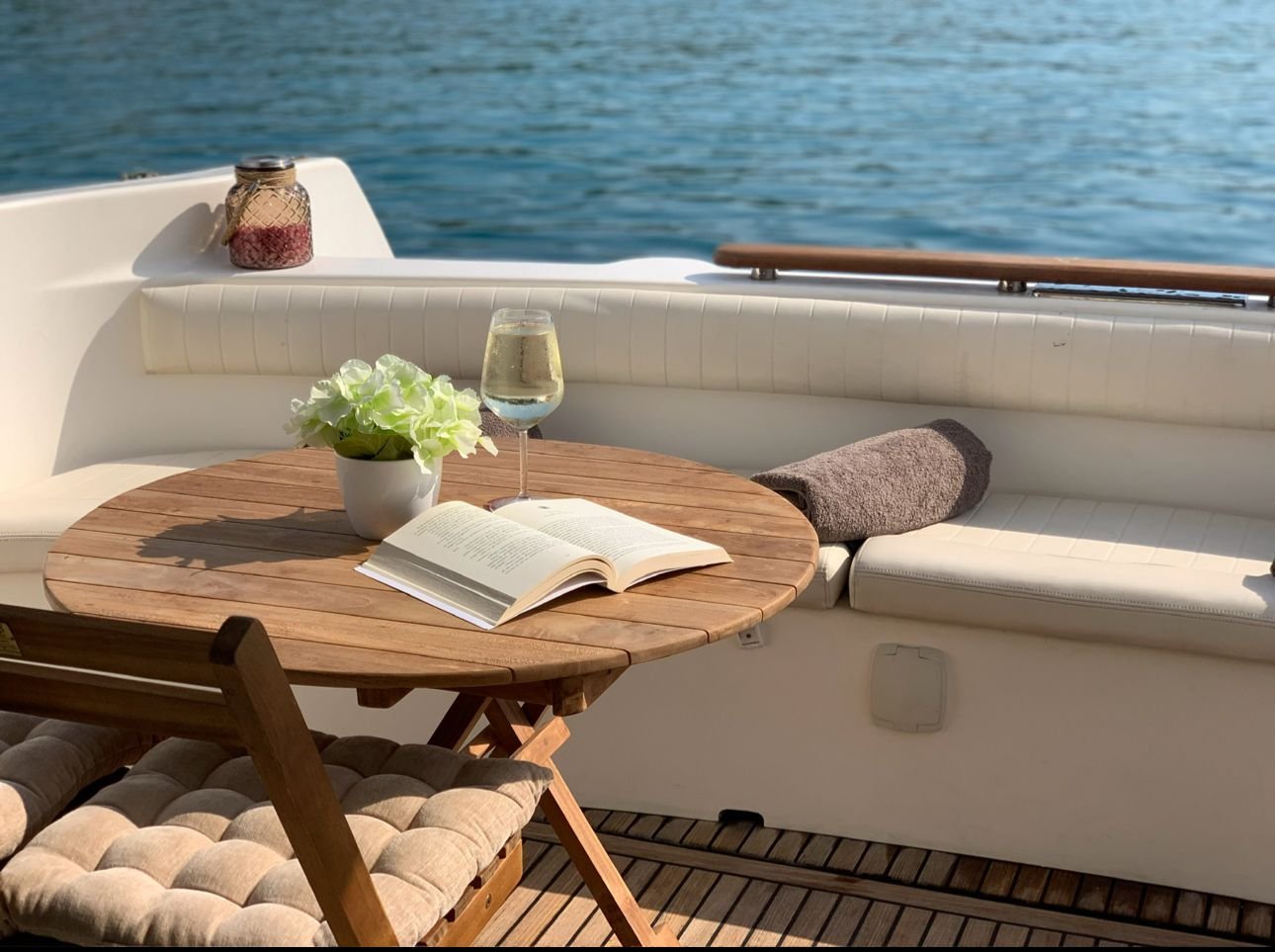 Prostrani interijer broda Lady Lota za ugodnu plovidbu oko Brača