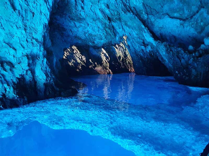 Blue Cave na otoku Biševo poznata po plavom svjetlu u unutrašnjosti
