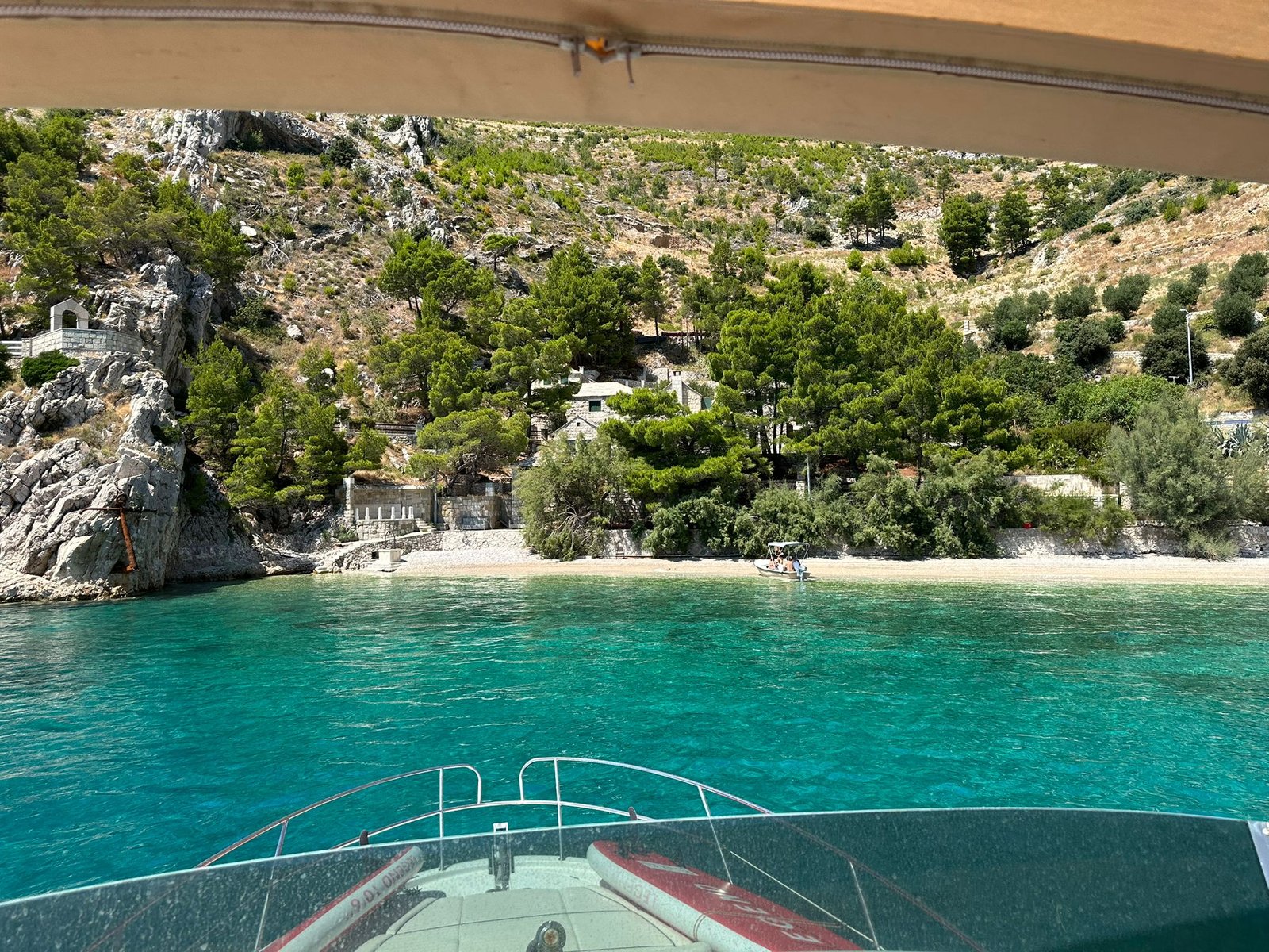 Prirodni pejzaž otoka Brača s pogledom na more