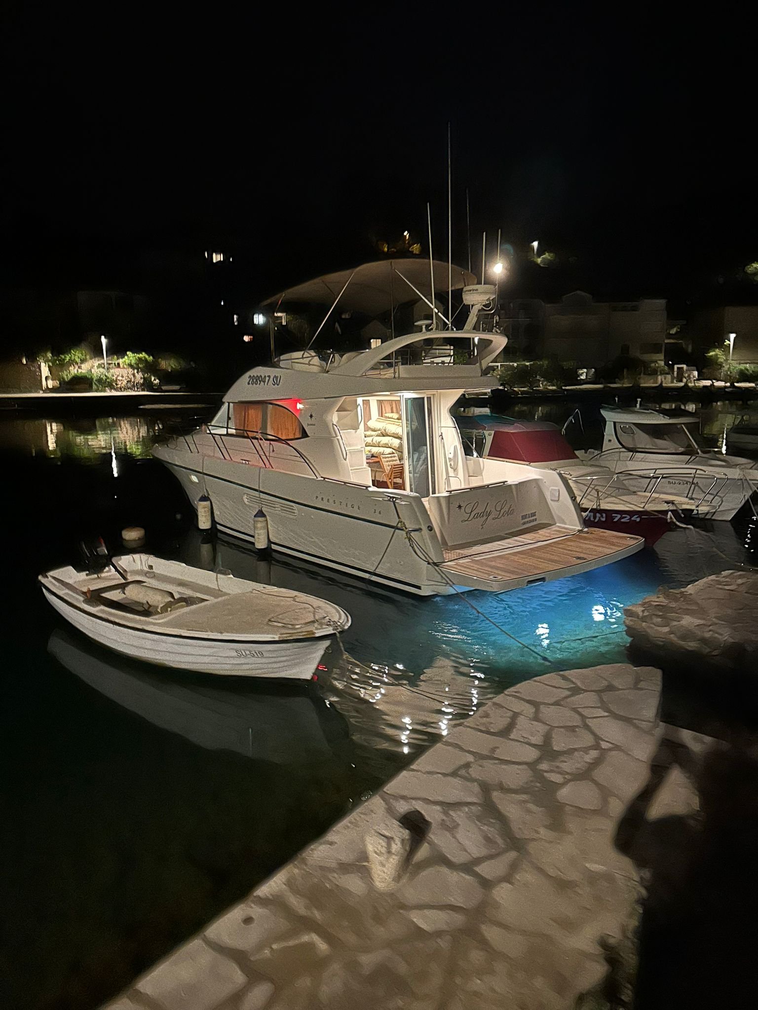 Brod Lady Lota na mirnom moru kod Brača