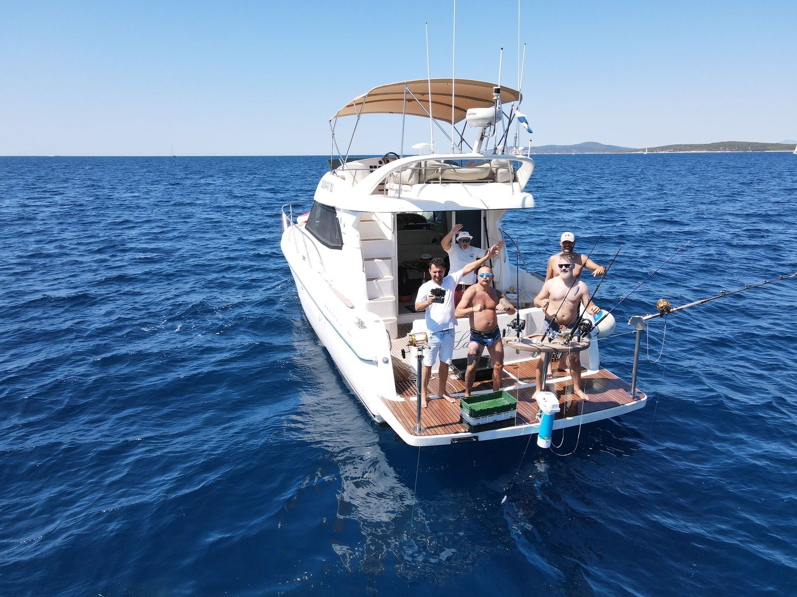 Zadovoljni gosti tijekom plovidbe oko Brača