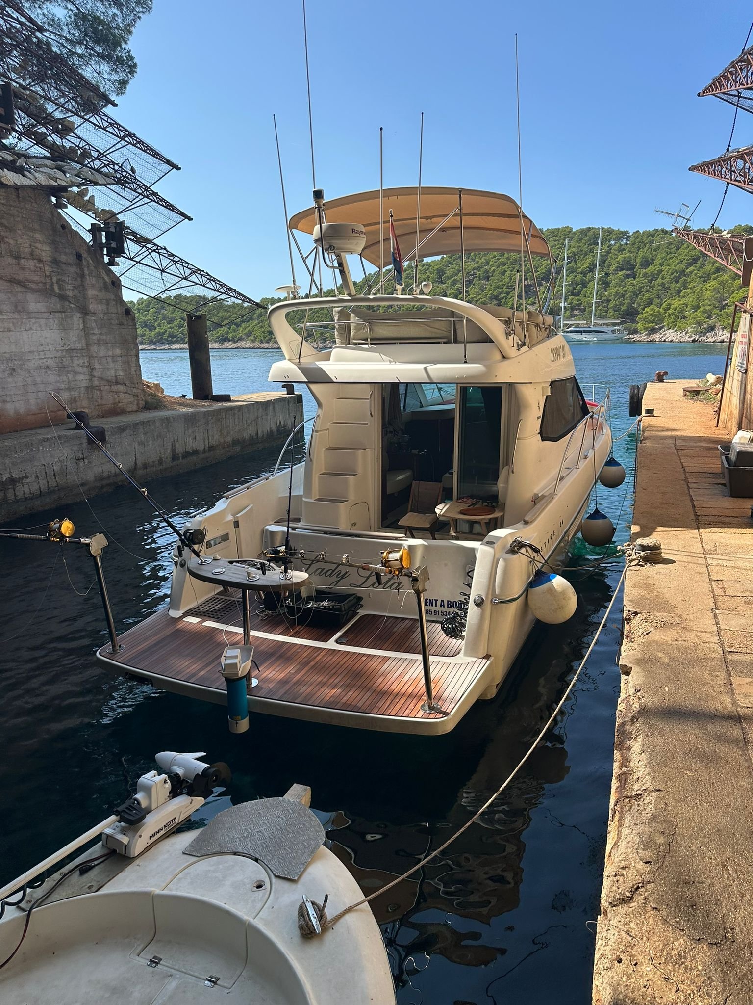 Lady Lota brod u prirodnom okruženju otoka Brača