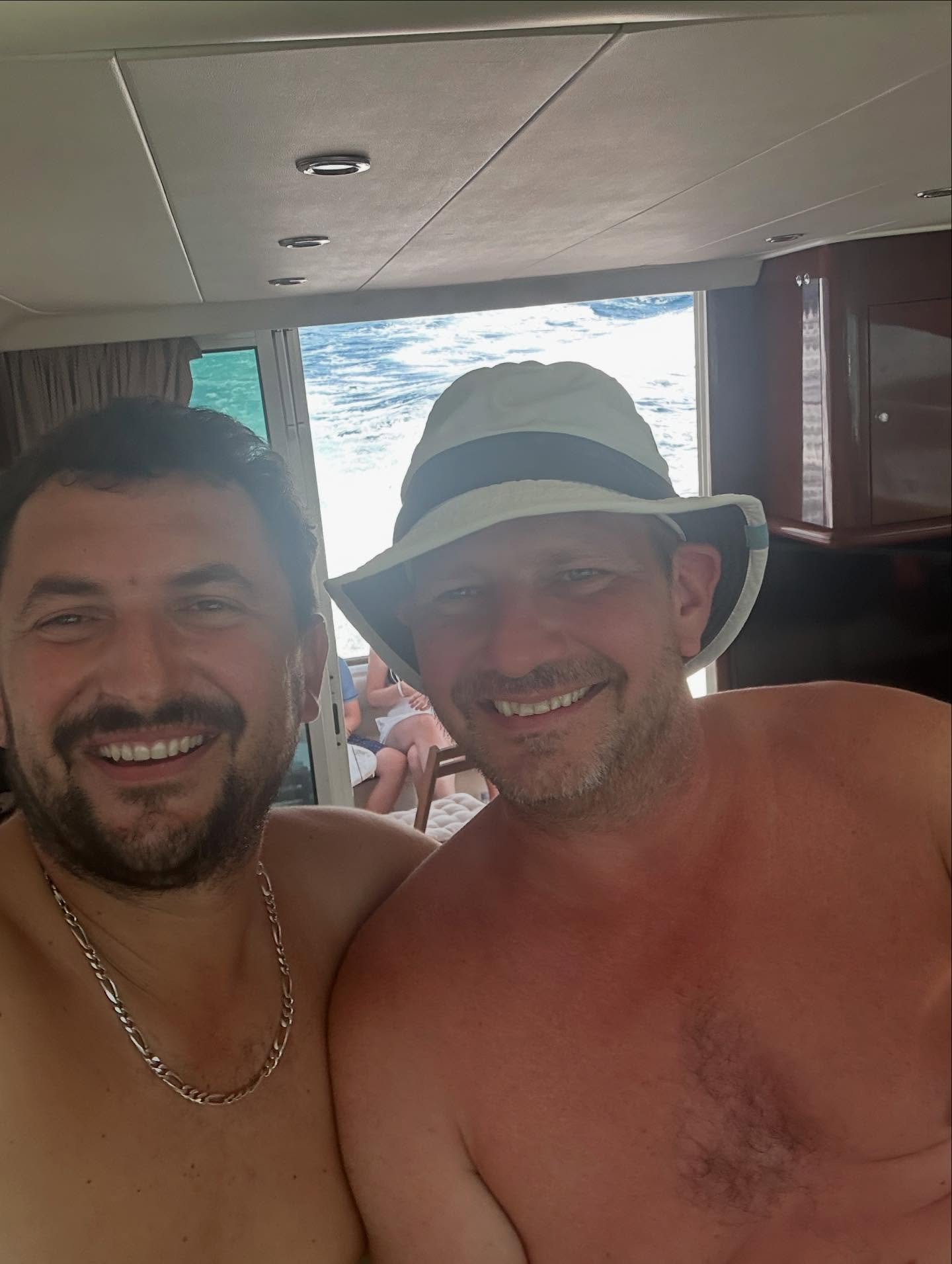 Gosti uživaju na brodu tijekom izleta