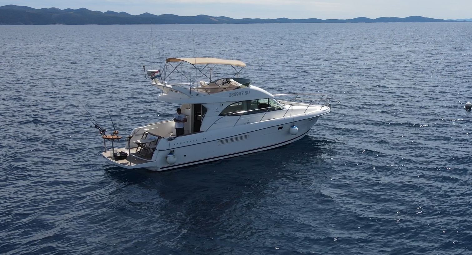 Privatni brod Lady Lota usidren uz obalu Brača