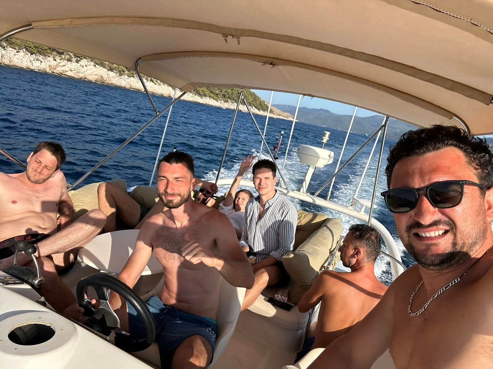 Opušteni gosti tijekom plovidbe morem