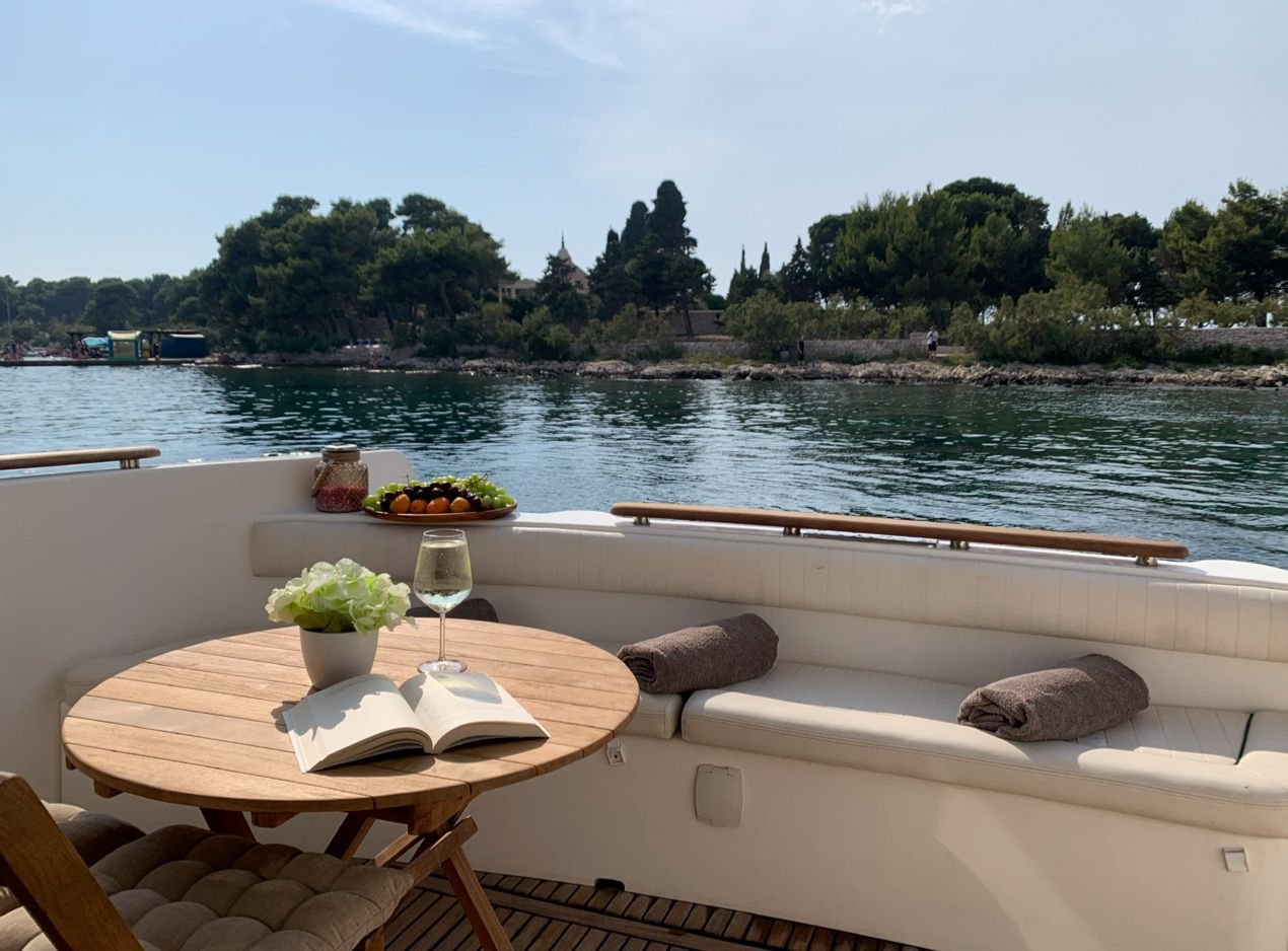 Udoban interijer broda Lady Lota u Supetru na otoku Braču