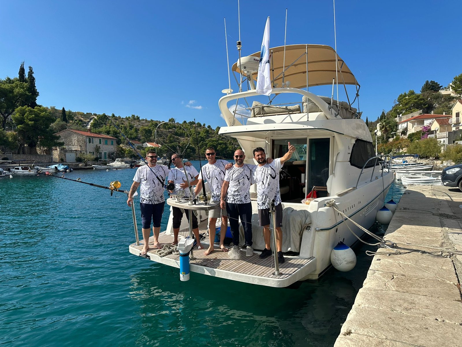 Zadovoljni gosti na brodu Lady Lota tijekom privatnog izleta